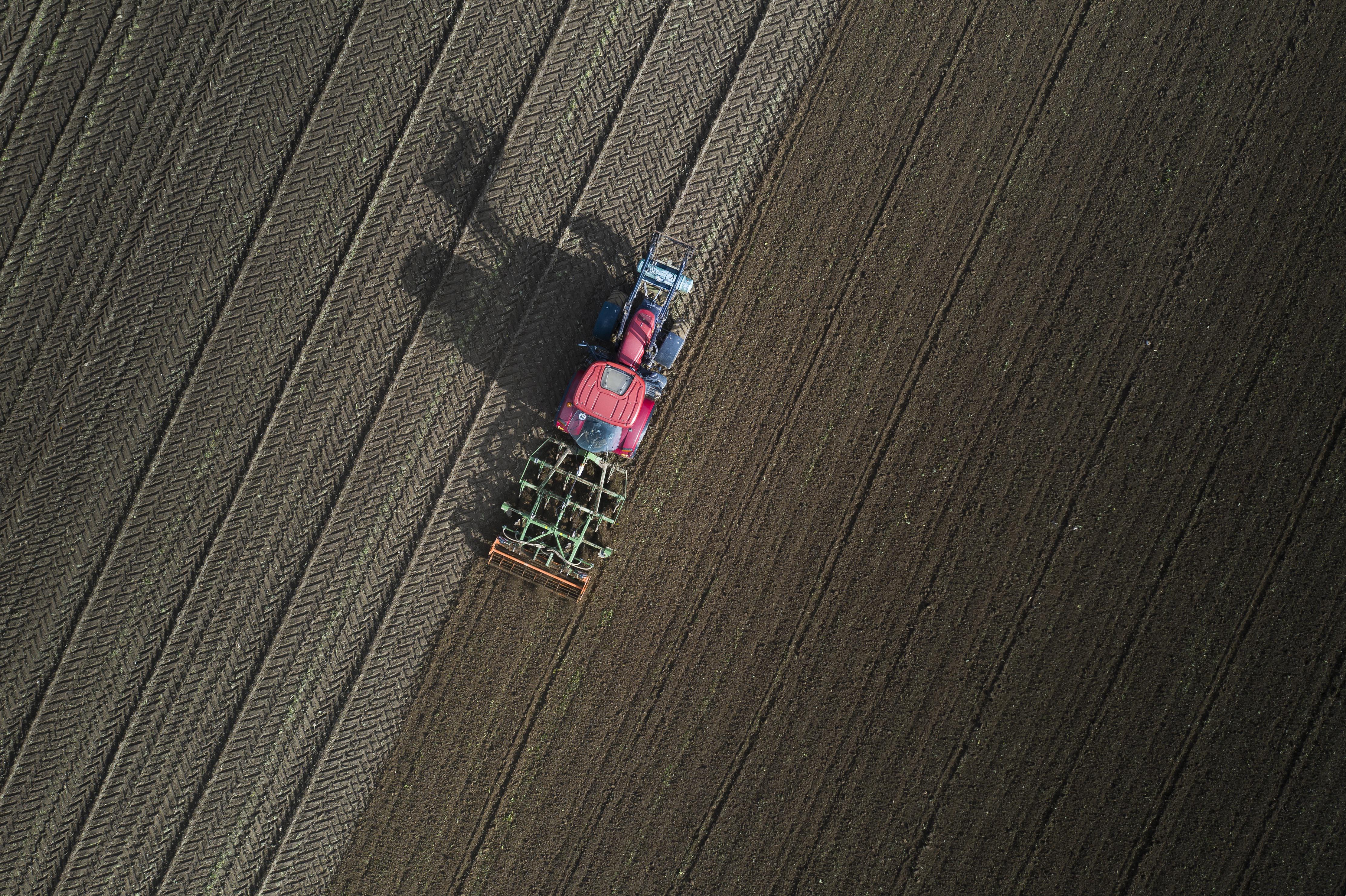 Tarlada calisan traktör